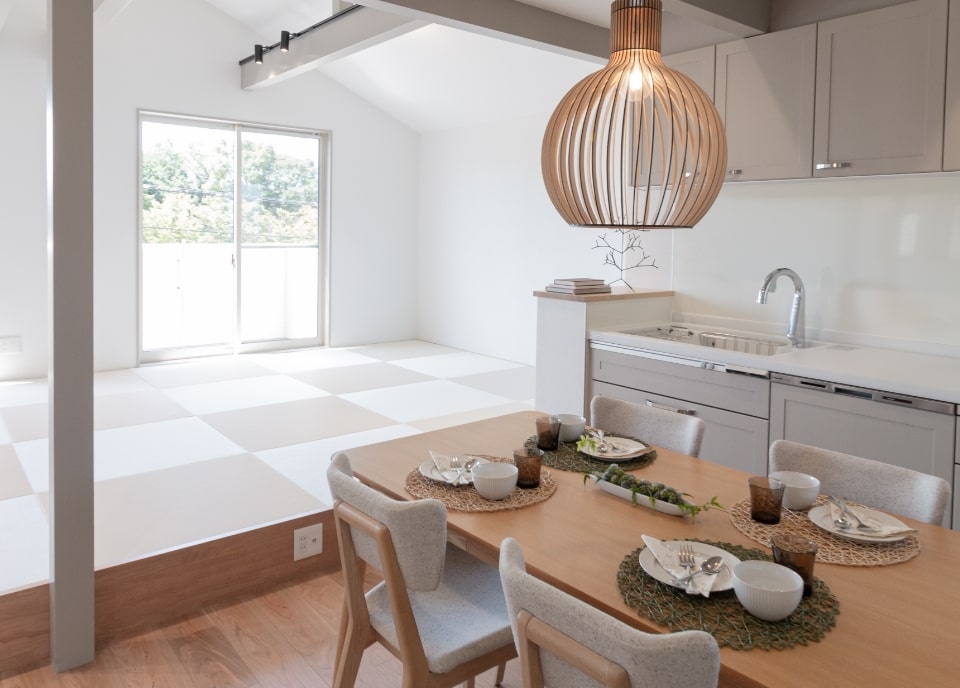 和モダンの心地よさが包む、自然と調和する家